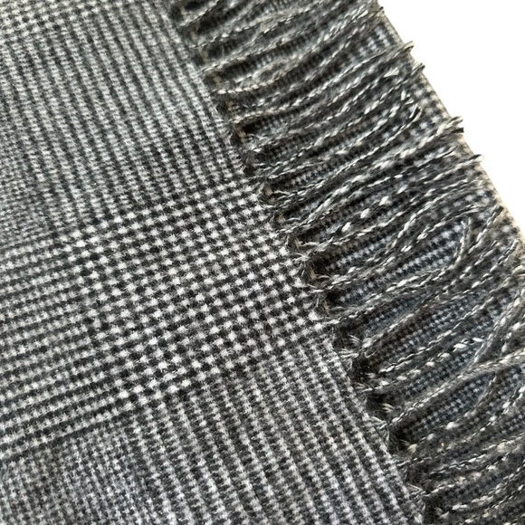 Banana Republic Men's Black and White Houndstooth Checkered Scarf - Picture 5 of 7